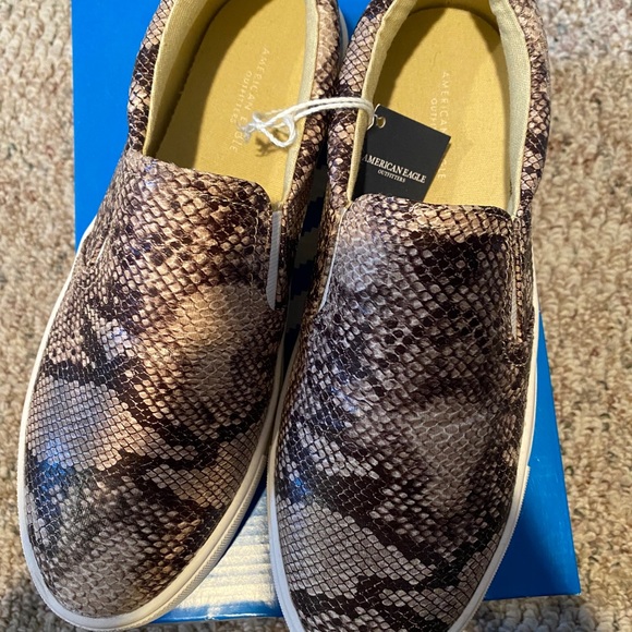 *NEVER WORN* snakeskin platform slip on shoes - Picture 4 of 4